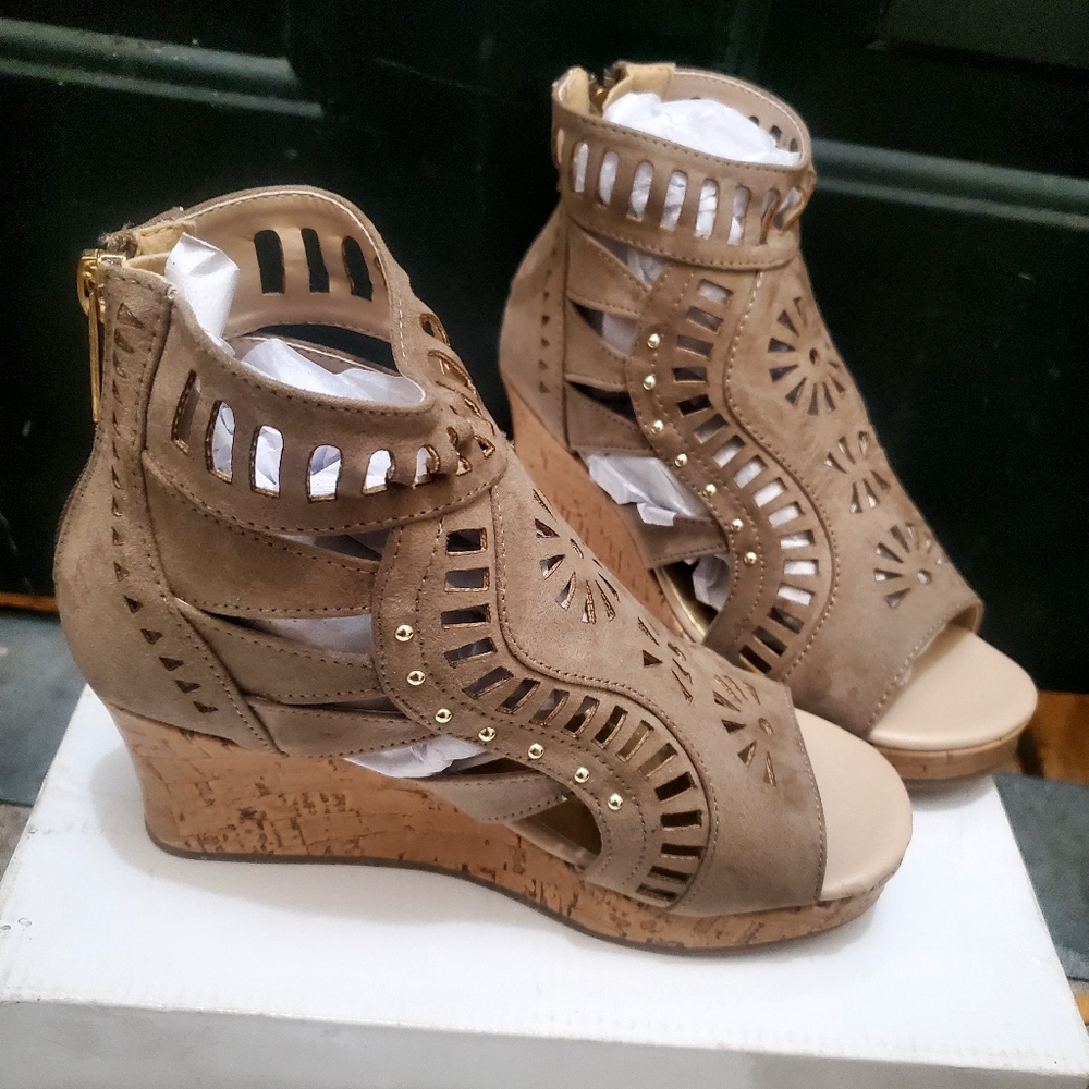 UNLISTED by KENNETH COLE Brown CarlyCutout Cork Wedge Sandel Summer Shoes Size 2